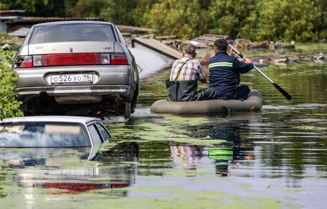 Russia Floods 9206496 16.07.2026 Men in an inflatable boat row along a flooded road after heavy rains caused rivers to rise in the Irbitsky District of Sverdlovsk Region, Russia. Irina Semenova Sputnik Sverdlovsk Oblast Region Russia  Copyright: xIrinaxSemenovax
