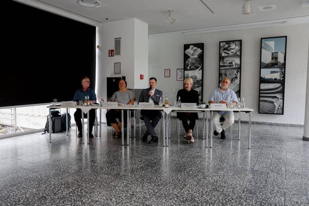 Theater Münster - Vorstellung künstlerisches Leitungsteam. Intendanz Neil Barry Moss Spielzeit 2027 2028. Neil Barry Moss, hat die zentralen Mitglieder seines Leitungsteams vorgestellt: vlnr. Kevin O™Day Tanzdirektor; Anne Verena Freybott Schauspieldirektorin; Dr. Daniel C. Schindler Chefdramaturg; Neil Barry Moss; Golo Berg, Generalmusikdirektor. Münster, Nordrhein-Westfalen, DEU, Deutschland, 16.07.2026 *** Theater Münster Introduces Artistic Leadership Team Artistic Director Neil Barry Moss 2027–2028 Season Neil Barry Moss has introduced the key members of his leadership team (from left to right): Kevin O™Day, Director of Dance; Anne Verena Freybott, Director of Acting; Dr. Daniel C. Schindler, Chief Dramaturg; Neil Barry Moss; Gol