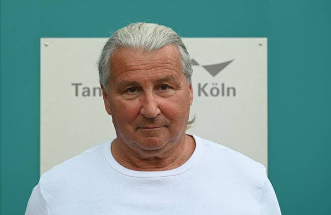 Musiker Andreas Wegener bei Die Kölner Band Bläck Fööss bekommen ihren 5. Stern an dem Wall of Fame anlässlich 50 Jahre Konzerte der Band im: Kölner Tanzbrunnen. Aktuelle Besetzung :Gesang Mirko Bäumer (seit 2017), Bass, Gesang Hanz Thodam (seit 2019), Gesang, Gitarre Pit Hupperten (seit 2017), Schlagzeug, Gesang Alex Vesper (seit 2023), Piano, Synthesizer, Akkordeon, Gesang, Andreas Wegener (seit 2005), Gitarre, Mandoline, Gesang Christoph Raudi Granderath (seit 2020) *** Musician Andreas Wegener of the Cologne-based band Bläck Fööss receives his 5-star honor on the Wall of Fame to mark the band’s 50 years of concerts at Cologne’s Tanzbrunnen. Current lineup: Vocals: Mirko Bäumer (since 2017), Bass, vocals: Hanz Thodam (since 2019); v