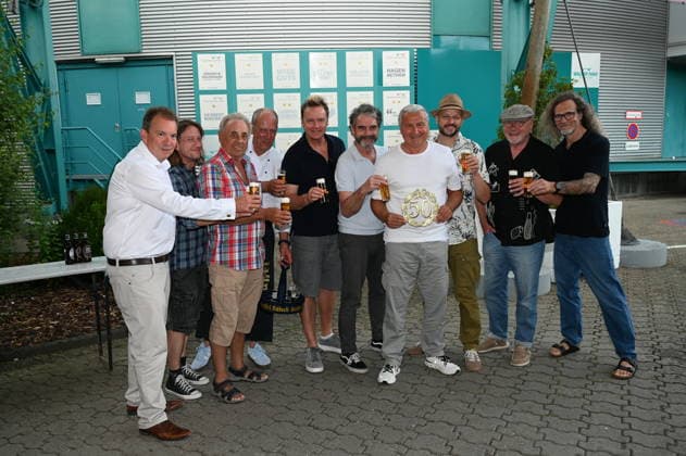 Die Kölner Band Bläck Fööss bekommen ihren 5. Stern an dem Wall of Fame anlässlich 50 Jahre Konzerte der Band im: Kölner Tanzbrunnen. Aktuelle Besetzung :Gesang Mirko Bäumer (seit 2017), Bass, Gesang Hanz Thodam (seit 2019), Gesang, Gitarre Pit Hupperten (seit 2017), Schlagzeug, Gesang Alex Vesper (seit 2023), Piano, Synthesizer, Akkordeon, Gesang, Andreas Wegener (seit 2005), Gitarre, Mandoline, Gesang Christoph Raudi Granderath (seit 2020) dazu auf dem Bild Geschäftsführer von KölnKongress Ralf Nüsser (l), Ur Mitglieder Erry Stoklosa (3.v.l.) und Ralph Gus Gusovius (2.v.r.) *** The Cologne-based band Bläck Fööss is receiving its 5-star honor on the Wall of Fame to mark the band’s 50 years of concerts at Cologne’s Tanzbrunnen. Curren