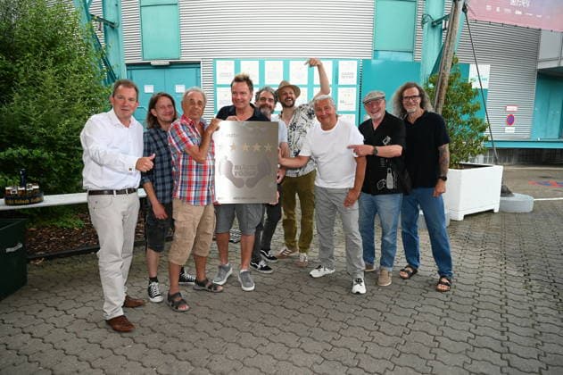 Die Kölner Band Bläck Fööss bekommen ihren 5. Stern an dem Wall of Fame anlässlich 50 Jahre Konzerte der Band im: Kölner Tanzbrunnen. Aktuelle Besetzung :Gesang Mirko Bäumer (seit 2017), Bass, Gesang Hanz Thodam (seit 2019), Gesang, Gitarre Pit Hupperten (seit 2017), Schlagzeug, Gesang Alex Vesper (seit 2023), Piano, Synthesizer, Akkordeon, Gesang, Andreas Wegener (seit 2005), Gitarre, Mandoline, Gesang Christoph Raudi Granderath (seit 2020) dazu auf dem Bild Geschäftsführer von KölnKongress Ralf Nüsser (l), Ur Mitglieder Erry Stoklosa (3.v.l.) und Ralph Gus Gusovius (2.v.r.) *** The Cologne-based band Bläck Fööss is receiving its 5-star honor on the Wall of Fame to mark the band’s 50 years of concerts at Cologne’s Tanzbrunnen. Curren