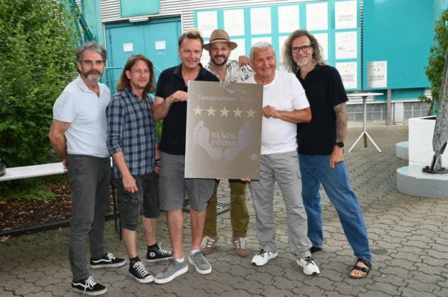 Die Kölner Band Bläck Fööss bekommen ihren 5. Stern an dem Wall of Fame anlässlich 50 Jahre Konzerte der Band im: Kölner Tanzbrunnen. Aktuelle Besetzung :Gesang Mirko Bäumer (seit 2017), Bass, Gesang Hanz Thodam (seit 2019), Gesang, Gitarre Pit Hupperten (seit 2017), Schlagzeug, Gesang Alex Vesper (seit 2023), Piano, Synthesizer, Akkordeon, Gesang, Andreas Wegener (seit 2005), Gitarre, Mandoline, Gesang Christoph Raudi Granderath (seit 2020) *** The Cologne-based band Bläck Fööss is receiving its 5-star honor on the Wall of Fame to mark 50 years of concerts at Cologne’s Tanzbrunnen. Current lineup: Vocals: Mirko Bäumer (since 2017), bass, vocals: Hanz Thodam (since 2019), vocals, guitar: Pit Hupperten (since 2017), drums, vocals: Alex