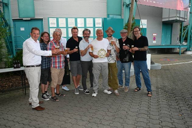 Die Kölner Band Bläck Fööss bekommen ihren 5. Stern an dem Wall of Fame anlässlich 50 Jahre Konzerte der Band im: Kölner Tanzbrunnen. Aktuelle Besetzung :Gesang Mirko Bäumer (seit 2017), Bass, Gesang Hanz Thodam (seit 2019), Gesang, Gitarre Pit Hupperten (seit 2017), Schlagzeug, Gesang Alex Vesper (seit 2023), Piano, Synthesizer, Akkordeon, Gesang, Andreas Wegener (seit 2005), Gitarre, Mandoline, Gesang Christoph Raudi Granderath (seit 2020) dazu auf dem Bild Geschäftsführer von KölnKongress Ralf Nüsser (l), Ur Mitglieder Erry Stoklosa (3.v.l.) und Ralph Gus Gusovius (2.v.r.) *** The Cologne-based band Bläck Fööss is receiving its 5-star honor on the Wall of Fame to mark 50 years of concerts at Cologne’s Tanzbrunnen. Current lineup: V