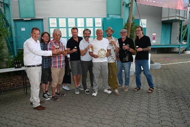 Die Kölner Band Bläck Fööss bekommen ihren 5. Stern an dem Wall of Fame anlässlich 50 Jahre Konzerte der Band im: Kölner Tanzbrunnen. Aktuelle Besetzung :Gesang Mirko Bäumer (seit 2017), Bass, Gesang Hanz Thodam (seit 2019), Gesang, Gitarre Pit Hupperten (seit 2017), Schlagzeug, Gesang Alex Vesper (seit 2023), Piano, Synthesizer, Akkordeon, Gesang, Andreas Wegener (seit 2005), Gitarre, Mandoline, Gesang Christoph Raudi Granderath (seit 2020) dazu auf dem Bild Geschäftsführer von KölnKongress Ralf Nüsser (l), Ur Mitglieder Erry Stoklosa (3.v.l.) und Ralph Gus Gusovius (2.v.r.) *** The Cologne-based band Bläck Fööss is receiving its 5-star honor on the Wall of Fame to mark 50 years of concerts at Cologne’s Tanzbrunnen. Current lineup: V