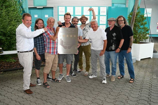 Die Kölner Band Bläck Fööss bekommen ihren 5. Stern an dem Wall of Fame anlässlich 50 Jahre Konzerte der Band im: Kölner Tanzbrunnen. Aktuelle Besetzung :Gesang Mirko Bäumer (seit 2017), Bass, Gesang Hanz Thodam (seit 2019), Gesang, Gitarre Pit Hupperten (seit 2017), Schlagzeug, Gesang Alex Vesper (seit 2023), Piano, Synthesizer, Akkordeon, Gesang, Andreas Wegener (seit 2005), Gitarre, Mandoline, Gesang Christoph Raudi Granderath (seit 2020) dazu auf dem Bild Geschäftsführer von KölnKongress Ralf Nüsser (l), Ur Mitglieder Erry Stoklosa (3.v.l.) und Ralph Gus Gusovius (2.v.r.) *** The Cologne-based band Bläck Fööss is receiving its 5-star honor on the Wall of Fame to mark 50 years of concerts at Cologne’s Tanzbrunnen. Current lineup: V