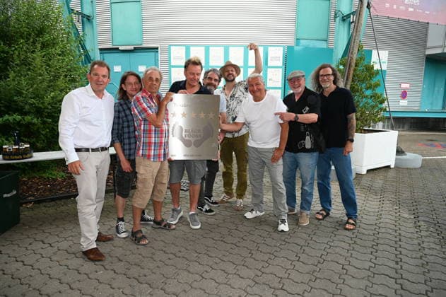 Die Kölner Band Bläck Fööss bekommen ihren 5. Stern an dem Wall of Fame anlässlich 50 Jahre Konzerte der Band im: Kölner Tanzbrunnen. Aktuelle Besetzung :Gesang Mirko Bäumer (seit 2017), Bass, Gesang Hanz Thodam (seit 2019), Gesang, Gitarre Pit Hupperten (seit 2017), Schlagzeug, Gesang Alex Vesper (seit 2023), Piano, Synthesizer, Akkordeon, Gesang, Andreas Wegener (seit 2005), Gitarre, Mandoline, Gesang Christoph Raudi Granderath (seit 2020) dazu auf dem Bild Geschäftsführer von KölnKongress Ralf Nüsser (l), Ur Mitglieder Erry Stoklosa (3.v.l.) und Ralph Gus Gusovius (2.v.r.) *** The Cologne-based band Bläck Fööss is receiving its 5-star honor on the Wall of Fame to mark 50 years of concerts at Cologne’s Tanzbrunnen. Current lineup: V