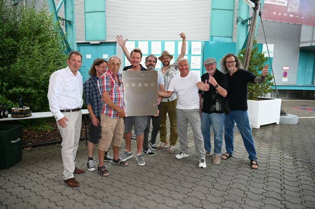 Die Kölner Band Bläck Fööss bekommen ihren 5. Stern an dem Wall of Fame anlässlich 50 Jahre Konzerte der Band im: Kölner Tanzbrunnen. Aktuelle Besetzung :Gesang Mirko Bäumer (seit 2017), Bass, Gesang Hanz Thodam (seit 2019), Gesang, Gitarre Pit Hupperten (seit 2017), Schlagzeug, Gesang Alex Vesper (seit 2023), Piano, Synthesizer, Akkordeon, Gesang, Andreas Wegener (seit 2005), Gitarre, Mandoline, Gesang Christoph Raudi Granderath (seit 2020) dazu auf dem Bild Geschäftsführer von KölnKongress Ralf Nüsser (l), Ur Mitglieder Erry Stoklosa (3.v.l.) und Ralph Gus Gusovius (2.v.r.) *** The Cologne-based band Bläck Fööss is receiving its 5-star honor on the Wall of Fame to mark 50 years of concerts at Cologne’s Tanzbrunnen. Current lineup: V