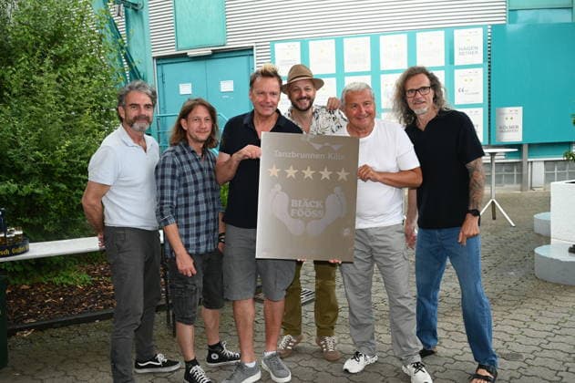 Die Kölner Band Bläck Fööss bekommen ihren 5. Stern an dem Wall of Fame anlässlich 50 Jahre Konzerte der Band im: Kölner Tanzbrunnen. Aktuelle Besetzung :Gesang Mirko Bäumer (seit 2017), Bass, Gesang Hanz Thodam (seit 2019), Gesang, Gitarre Pit Hupperten (seit 2017), Schlagzeug, Gesang Alex Vesper (seit 2023), Piano, Synthesizer, Akkordeon, Gesang, Andreas Wegener (seit 2005), Gitarre, Mandoline, Gesang Christoph Raudi Granderath (seit 2020) *** The Cologne-based band Bläck Fööss is receiving its 5-star honor on the Wall of Fame to mark 50 years of concerts at Cologne’s Tanzbrunnen. Current lineup: Vocals: Mirko Bäumer (since 2017), bass, vocals: Hanz Thodam (since 2019), vocals, guitar: Pit Hupperten (since 2017), drums, vocals: Alex
