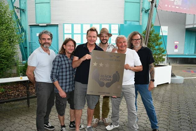 Entertainment Themen der Woche KW29 Die Kölner Band Bläck Fööss bekommen ihren 5. Stern an dem Wall of Fame anlässlich 50 Jahre Konzerte der Band im: Kölner Tanzbrunnen. Aktuelle Besetzung :Gesang Mirko Bäumer (seit 2017), Bass, Gesang Hanz Thodam (seit 2019), Gesang, Gitarre Pit Hupperten (seit 2017), Schlagzeug, Gesang Alex Vesper (seit 2023), Piano, Synthesizer, Akkordeon, Gesang, Andreas Wegener (seit 2005), Gitarre, Mandoline, Gesang Christoph Raudi Granderath (seit 2020) *** The Cologne-based band Bläck Fööss is receiving its 5-star honor on the Wall of Fame to mark 50 years of concerts at Cologne’s Tanzbrunnen. Current lineup: Vocals: Mirko Bäumer (since 2017), bass, vocals: Hanz Thodam (since 2019), vocals, guitar: Pit Hupperten (since 2017), drums, vocals: Alex