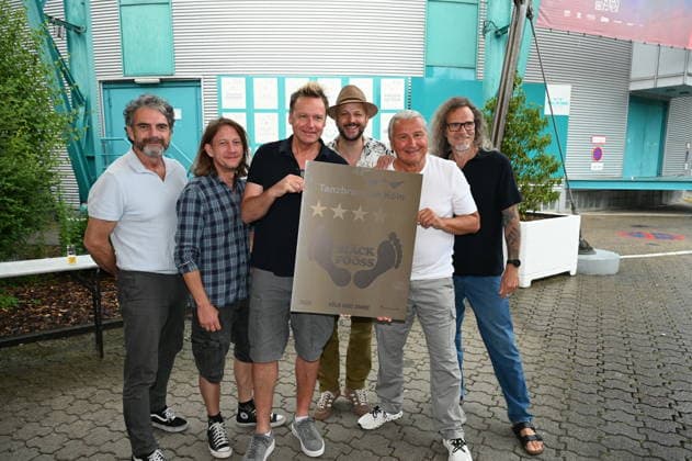 Die Kölner Band Bläck Fööss bekommen ihren 5. Stern an dem Wall of Fame anlässlich 50 Jahre Konzerte der Band im: Kölner Tanzbrunnen. Aktuelle Besetzung :Gesang Mirko Bäumer (seit 2017), Bass, Gesang Hanz Thodam (seit 2019), Gesang, Gitarre Pit Hupperten (seit 2017), Schlagzeug, Gesang Alex Vesper (seit 2023), Piano, Synthesizer, Akkordeon, Gesang, Andreas Wegener (seit 2005), Gitarre, Mandoline, Gesang Christoph Raudi Granderath (seit 2020) *** The Cologne-based band Bläck Fööss is receiving its 5-star honor on the Wall of Fame to mark 50 years of concerts at Cologne’s Tanzbrunnen. Current lineup: Vocals: Mirko Bäumer (since 2017), bass, vocals: Hanz Thodam (since 2019), vocals, guitar: Pit Hupperten (since 2017), drums, vocals: Alex