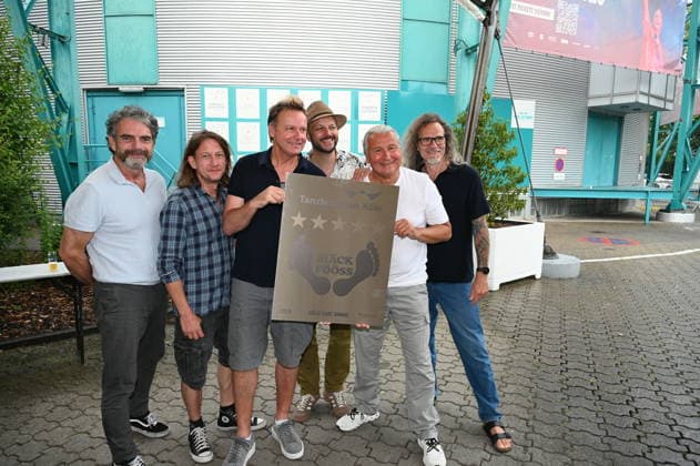 Die Kölner Band Bläck Fööss bekommen ihren 5. Stern an dem Wall of Fame anlässlich 50 Jahre Konzerte der Band im: Kölner Tanzbrunnen. Aktuelle Besetzung :Gesang Mirko Bäumer (seit 2017), Bass, Gesang Hanz Thodam (seit 2019), Gesang, Gitarre Pit Hupperten (seit 2017), Schlagzeug, Gesang Alex Vesper (seit 2023), Piano, Synthesizer, Akkordeon, Gesang, Andreas Wegener (seit 2005), Gitarre, Mandoline, Gesang Christoph Raudi Granderath (seit 2020) *** The Cologne-based band Bläck Fööss is receiving its 5-star honor on the Wall of Fame to mark 50 years of concerts at Cologne’s Tanzbrunnen. Current lineup: Vocals: Mirko Bäumer (since 2017), bass, vocals: Hanz Thodam (since 2019), vocals, guitar: Pit Hupperten (since 2017), drums, vocals: Alex