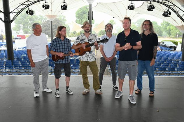 Die Kölner Band Bläck Fööss bekommen ihren 5. Stern an dem Wall of Fame anlässlich 50 Jahre Konzerte der Band im: Kölner Tanzbrunnen. Aktuelle Besetzung :Gesang Mirko Bäumer (seit 2017), Bass, Gesang Hanz Thodam (seit 2019), Gesang, Gitarre Pit Hupperten (seit 2017), Schlagzeug, Gesang Alex Vesper (seit 2023), Piano, Synthesizer, Akkordeon, Gesang, Andreas Wegener (seit 2005), Gitarre, Mandoline, Gesang Christoph Raudi Granderath (seit 2020) *** The Cologne-based band Bläck Fööss is receiving its 5-star honor on the Wall of Fame to mark 50 years of concerts at Cologne’s Tanzbrunnen. Current lineup: Vocals: Mirko Bäumer (since 2017), bass, vocals: Hanz Thodam (since 2019), vocals, guitar: Pit Hupperten (since 2017), drums, vocals: Alex