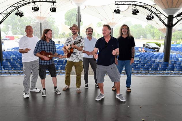 Die Kölner Band Bläck Fööss bekommen ihren 5. Stern an dem Wall of Fame anlässlich 50 Jahre Konzerte der Band im: Kölner Tanzbrunnen. Aktuelle Besetzung :Gesang Mirko Bäumer (seit 2017), Bass, Gesang Hanz Thodam (seit 2019), Gesang, Gitarre Pit Hupperten (seit 2017), Schlagzeug, Gesang Alex Vesper (seit 2023), Piano, Synthesizer, Akkordeon, Gesang, Andreas Wegener (seit 2005), Gitarre, Mandoline, Gesang Christoph Raudi Granderath (seit 2020) *** The Cologne-based band Bläck Fööss is receiving its 5-star honor on the Wall of Fame to mark 50 years of concerts at Cologne’s Tanzbrunnen. Current lineup: Vocals: Mirko Bäumer (since 2017), bass, vocals: Hanz Thodam (since 2019), vocals, guitar: Pit Hupperten (since 2017), drums, vocals: Alex
