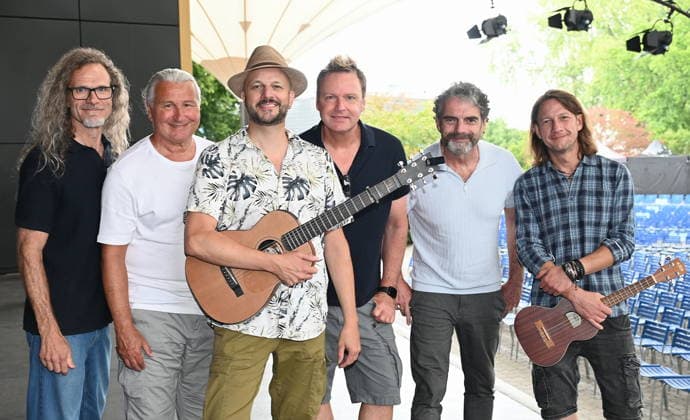 Die Kölner Band Bläck Fööss bekommen ihren 5. Stern an dem Wall of Fame anlässlich 50 Jahre Konzerte der Band im: Kölner Tanzbrunnen. Aktuelle Besetzung :Gesang Mirko Bäumer (seit 2017), Bass, Gesang Hanz Thodam (seit 2019), Gesang, Gitarre Pit Hupperten (seit 2017), Schlagzeug, Gesang Alex Vesper (seit 2023), Piano, Synthesizer, Akkordeon, Gesang, Andreas Wegener (seit 2005), Gitarre, Mandoline, Gesang Christoph Raudi Granderath (seit 2020) *** The Cologne-based band Bläck Fööss is receiving its 5-star honor on the Wall of Fame to mark 50 years of concerts at Cologne’s Tanzbrunnen. Current lineup: Vocals: Mirko Bäumer (since 2017), bass, vocals: Hanz Thodam (since 2019), vocals, guitar: Pit Hupperten (since 2017), drums, vocals: Alex