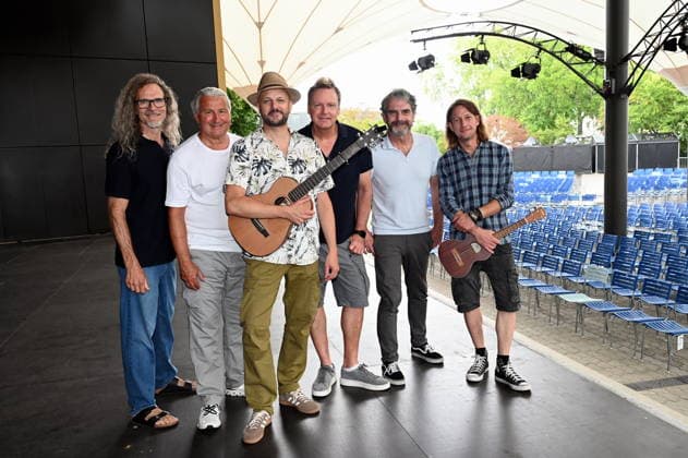 Die Kölner Band Bläck Fööss bekommen ihren 5. Stern an dem Wall of Fame anlässlich 50 Jahre Konzerte der Band im: Kölner Tanzbrunnen. Aktuelle Besetzung :Gesang Mirko Bäumer (seit 2017), Bass, Gesang Hanz Thodam (seit 2019), Gesang, Gitarre Pit Hupperten (seit 2017), Schlagzeug, Gesang Alex Vesper (seit 2023), Piano, Synthesizer, Akkordeon, Gesang, Andreas Wegener (seit 2005), Gitarre, Mandoline, Gesang Christoph Raudi Granderath (seit 2020) *** The Cologne-based band Bläck Fööss is receiving its 5-star honor on the Wall of Fame to mark 50 years of concerts at Cologne’s Tanzbrunnen. Current lineup: Vocals: Mirko Bäumer (since 2017), bass, vocals: Hanz Thodam (since 2019), vocals, guitar: Pit Hupperten (since 2017), drums, vocals: Alex
