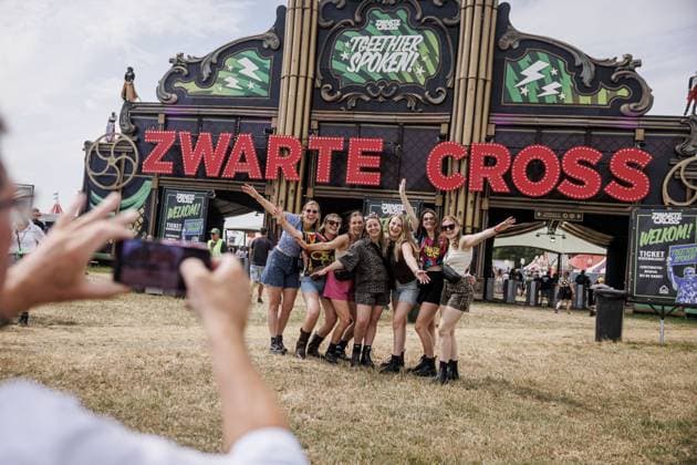 LICHTENVOORDE - Crowd on the first day of the Zwarte Cross festival. The four-day music, theater, and motocross event is taking place in the Achterhoek for the 28th time. ANP EMIEL MUIJDERMAN netherlands out - belgium out  Copyright: xx x563655648x originalFilename: 563655648.jpg