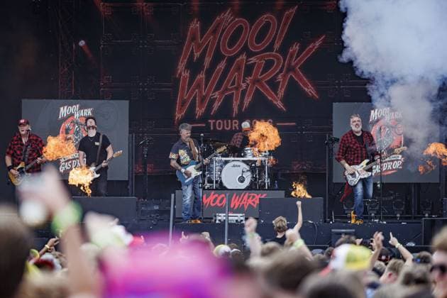 LICHTENVOORDE - Mooi Wark on the first day of the Zwarte Cross festival. The four-day music, theater, and motocross event is taking place in the Achterhoek for the 28th time. ANP EMIEL MUIJDERMAN netherlands out - belgium out  Copyright: xx x563655652x originalFilename: 563655652.jpg