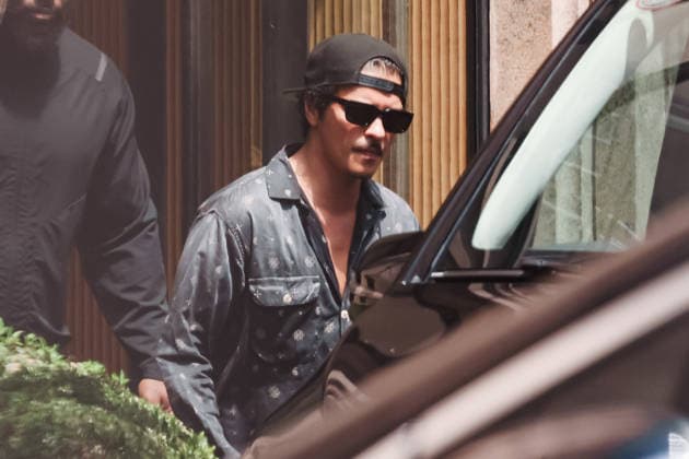 IPA86735672 - Milan, Celebrity Sightings - Bruno Mars leaves the hotel as he departs after the Italian leg of The Romantic Tour at San Siro Stadium. Pictured: Bruno Mars (American singer and record producer)  Copyright: xAlessandroxBremecx xx 86735672