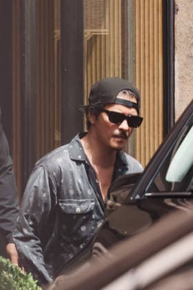 IPA86735673 - Milan, Celebrity Sightings - Bruno Mars leaves the hotel as he departs after the Italian leg of The Romantic Tour at San Siro Stadium. Pictured: Bruno Mars (American singer and record producer)  Copyright: xAlessandroxBremecx xx 86735673