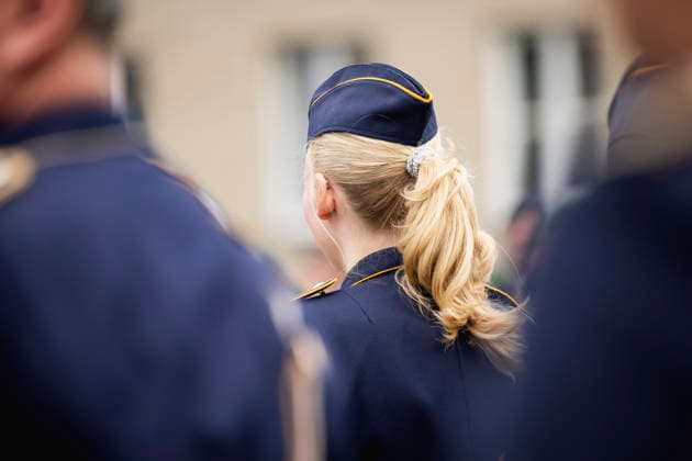 Bundeswehr bekommt Problem um sexuelles Fehlverhalten nicht in den Griff, Symbolbilder Symbolbild zu Frauen in der Bundeswehr. Eine Luftwaffensoldatin des Wachbataillons steht in einer Formation in Berlin, 15.07.2026. Berlin Deutschland Copyright: xJulianexSonntagx