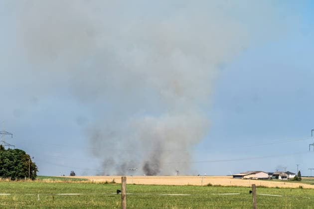 Eberhardzell-Füramoos Grossbrand Eberhardzell-Füramoos Grossbrand Eberhardzell-Füramoos in Holzbaufirma, Kilometerweite Rauchwolke, Brand hat um 14:40 Uhr begonnen lt. Aussage eines Mitarbeiters eines gegenüberliegenden Autohaus. Löscharbeiten werden lange andauern *** Eberhardzell Füramoos Major Fire Eberhardzell Füramoos Major Fire Eberhardzell Füramoos at a wood construction company; a cloud of smoke stretching for kilometers; the fire began at 2:40 p.m., according to an employee at a car dealership across the street; firefighting efforts are expected to continue for a long time Copyright: xEibner-Pressefotox EP_EER