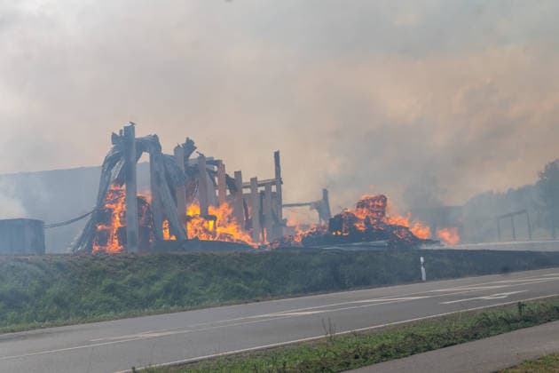 Eberhardzell-Füramoos Grossbrand Eberhardzell-Füramoos Grossbrand Eberhardzell-Füramoos in Holzbaufirma, Kilometerweite Rauchwolke, Brand hat um 14:40 Uhr begonnen lt. Aussage eines Mitarbeiters eines gegenüberliegenden Autohaus. Löscharbeiten werden lange andauern *** Eberhardzell Füramoos Major Fire Eberhardzell Füramoos Major Fire Eberhardzell Füramoos at a wood construction company; a cloud of smoke stretching for kilometers; the fire began at 2:40 p.m., according to an employee at a car dealership across the street; firefighting efforts are expected to continue for a long time Copyright: xEibner-Pressefotox EP_EER