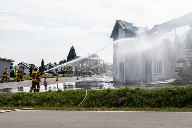Eberhardzell-Füramoos Grossbrand Eberhardzell-Füramoos Grossbrand Eberhardzell-Füramoos in Holzbaufirma, Kilometerweite Rauchwolke, Brand hat um 14:40 Uhr begonnen lt. Aussage eines Mitarbeiters eines gegenüberliegenden Autohaus. Löscharbeiten werden lange andauern *** Eberhardzell Füramoos Major Fire Eberhardzell Füramoos Major Fire Eberhardzell Füramoos at a wood construction company; a cloud of smoke stretching for kilometers; the fire began at 2:40 p.m., according to an employee at a car dealership across the street; firefighting efforts are expected to continue for a long time Copyright: xEibner-Pressefotox EP_EER