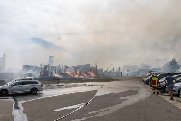 Eberhardzell-Füramoos Grossbrand Eberhardzell-Füramoos Grossbrand Eberhardzell-Füramoos in Holzbaufirma, Kilometerweite Rauchwolke, Brand hat um 14:40 Uhr begonnen lt. Aussage eines Mitarbeiters eines gegenüberliegenden Autohaus. Löscharbeiten werden lange andauern *** Eberhardzell Füramoos Major Fire Eberhardzell Füramoos Major Fire Eberhardzell Füramoos at a wood construction company; a cloud of smoke stretching for kilometers; the fire began at 2:40 p.m., according to an employee at a car dealership across the street; firefighting efforts are expected to continue for a long time Copyright: xEibner-Pressefotox EP_EER