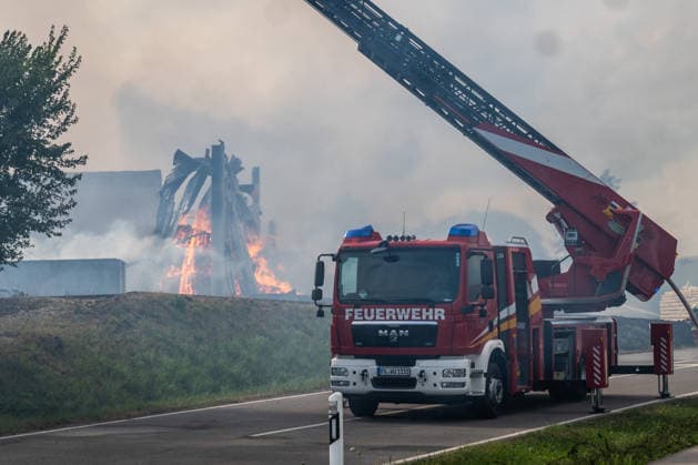 Eberhardzell-Füramoos Grossbrand Eberhardzell-Füramoos Grossbrand Eberhardzell-Füramoos in Holzbaufirma, Kilometerweite Rauchwolke, Brand hat um 14:40 Uhr begonnen lt. Aussage eines Mitarbeiters eines gegenüberliegenden Autohaus. Löscharbeiten werden lange andauern *** Eberhardzell Füramoos Major Fire Eberhardzell Füramoos Major Fire Eberhardzell Füramoos at a wood construction company; a cloud of smoke stretching for kilometers; the fire began at 2:40 p.m., according to an employee at a car dealership across the street; firefighting efforts are expected to continue for a long time Copyright: xEibner-Pressefotox EP_EER