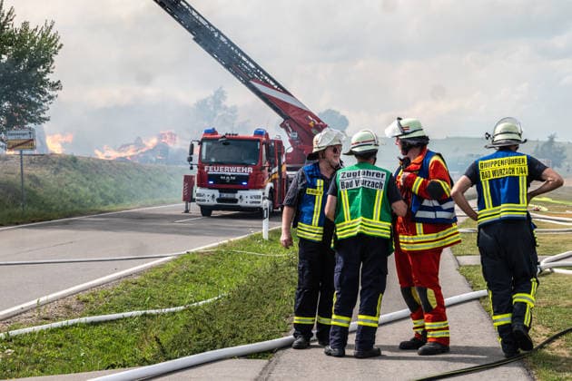 Eberhardzell-Füramoos Grossbrand Eberhardzell-Füramoos Grossbrand Eberhardzell-Füramoos in Holzbaufirma, Kilometerweite Rauchwolke, Brand hat um 14:40 Uhr begonnen lt. Aussage eines Mitarbeiters eines gegenüberliegenden Autohaus. Löscharbeiten werden lange andauern *** Eberhardzell Füramoos Major Fire Eberhardzell Füramoos Major Fire Eberhardzell Füramoos at a wood construction company; a cloud of smoke stretching for kilometers; the fire began at 2:40 p.m., according to an employee at a car dealership across the street; firefighting efforts are expected to continue for a long time Copyright: xEibner-Pressefotox EP_EER