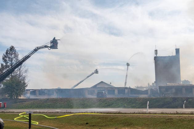 Eberhardzell-Füramoos Grossbrand Eberhardzell-Füramoos Grossbrand Eberhardzell-Füramoos in Holzbaufirma, Kilometerweite Rauchwolke, Brand hat um 14:40 Uhr begonnen lt. Aussage eines Mitarbeiters eines gegenüberliegenden Autohaus. Löscharbeiten werden lange andauern *** Eberhardzell Füramoos Major Fire Eberhardzell Füramoos Major Fire Eberhardzell Füramoos at a wood construction company; a cloud of smoke stretching for kilometers; the fire began at 2:40 p.m., according to an employee at a car dealership across the street; firefighting efforts are expected to continue for a long time Copyright: xEibner-Pressefotox EP_EER
