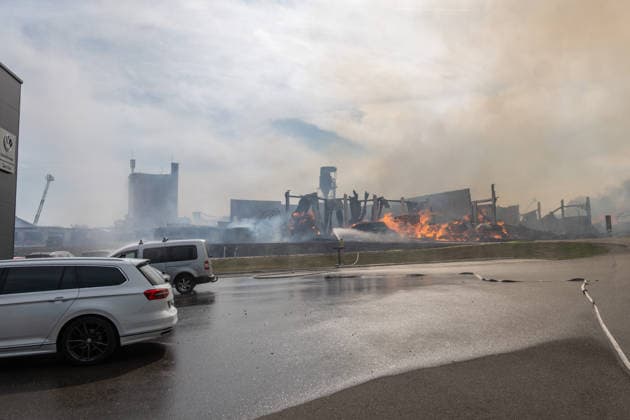 Eberhardzell-Füramoos Grossbrand Eberhardzell-Füramoos Grossbrand Eberhardzell-Füramoos in Holzbaufirma, Kilometerweite Rauchwolke, Brand hat um 14:40 Uhr begonnen lt. Aussage eines Mitarbeiters eines gegenüberliegenden Autohaus. Löscharbeiten werden lange andauern *** Eberhardzell Füramoos Major Fire Eberhardzell Füramoos Major Fire Eberhardzell Füramoos at a wood construction company; a cloud of smoke stretching for kilometers; the fire began at 2:40 p.m., according to an employee at a car dealership across the street; firefighting efforts are expected to continue for a long time Copyright: xEibner-Pressefotox EP_EER