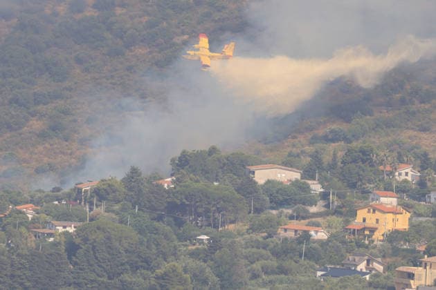 IPA86736171 - In the photo, a fire broke out in the northern part of Carini, requiring the deployment of a helicopter and a Canadair aircraft.  Copyright: xAlbertoxLoxBiancox xAlbertoxLoxBiancox 86736171