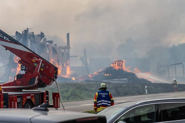 Eberhardzell-Füramoos Grossbrand Eberhardzell-Füramoos Grossbrand Eberhardzell-Füramoos in Holzbaufirma, Kilometerweite Rauchwolke, Brand hat um 14:40 Uhr begonnen lt. Aussage eines Mitarbeiters eines gegenüberliegenden Autohaus. Löscharbeiten werden lange andauern *** Eberhardzell Füramoos Major Fire Eberhardzell Füramoos Major Fire Eberhardzell Füramoos at a wood construction company; a cloud of smoke stretching for kilometers; the fire began at 2:40 p.m., according to an employee at a car dealership across the street; firefighting efforts are expected to continue for a long time Copyright: xEibner-Pressefotox EP_EER