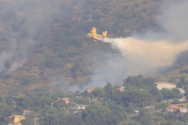 IPA86736176 - In the photo, a fire broke out in the northern part of Carini, requiring the deployment of a helicopter and a Canadair aircraft.  Copyright: xAlbertoxLoxBiancox xAlbertoxLoxBiancox 86736176