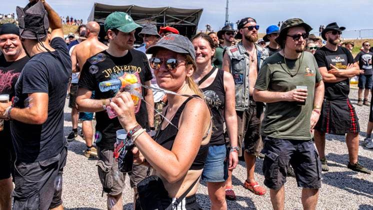 Autakt Dong Open Air 2026 ** NUR FÜR REDAKTIONELLE ZWECKE ** EDITORIAL USE ONLY **<p>Metallfans befinden sich am 16.7.2026 auf der Halde, Norddeutschland in Neukirchen-Vluyn. Es wird das diesjährige Musikfestival veranstaltet und als erstes tritt die Band Aereum auf. Foto : Arnulf Stoffel Funke Foto Services < p> Buntes Deutschland NRW Neukirchen-Vluyn Copyright: ArnulfxStoffel *** Autakt Dong Open Air 2026 ** FOR EDITORIAL PURPOSES ONLY ** EDITORIAL USE ONLY ** p Metal fans will be at the slag heap on July 16, 2026, Neukirchen-Vluyn, Northern Germany. This year’s music festival is taking place there, and the band Aereum is the first to perform. Photo: Arnulf Stoffel, Funke Foto Services p Colorful Germany, North Rhine-Westphalia, Neuki Copyright: ArnulfxStoffel doc86qryczx8o11eqebiicx ,EDITORIAL USE ONLY