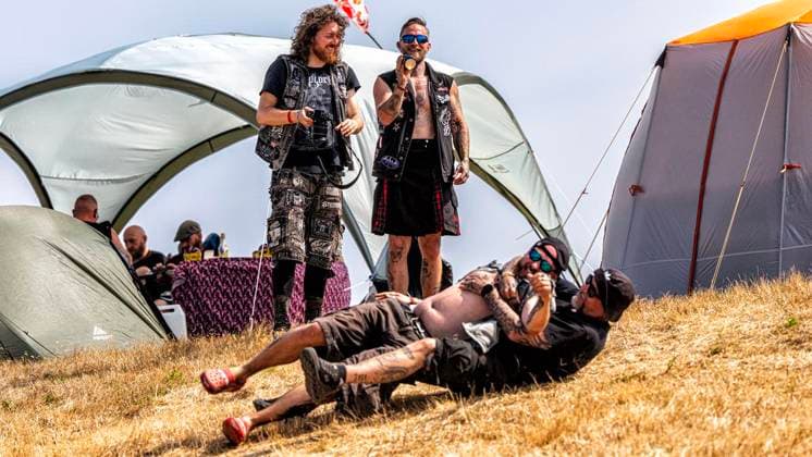 Autakt Dong Open Air 2026 ** NUR FÜR REDAKTIONELLE ZWECKE ** EDITORIAL USE ONLY **<p>Metallfans befinden sich am 16.7.2026 auf der Halde, Norddeutschland in Neukirchen-Vluyn. Es wird das diesjährige Musikfestival veranstaltet. Foto : Arnulf Stoffel Funke Foto Services < p> Buntes Deutschland NRW Neukirchen-Vluyn Copyright: ArnulfxStoffel *** Autakt Dong Open Air 2026 ** FOR EDITORIAL PURPOSES ONLY ** EDITORIAL USE ONLY ** p Metal fans will be at the slag heap on July 16, 2026, Neukirchen-Vluyn, Northern Germany. This year’s music festival is being held there. Photo: Arnulf Stoffel, Funke Foto Services p Colorful Germany, North Rhine-Westphalia, Neukirchen-Vluyn. Copyright ArnulfxStoffel Copyright: ArnulfxStoffel doc86qryfxr5tc12c7jm20nh ,EDITORIAL USE ONLY