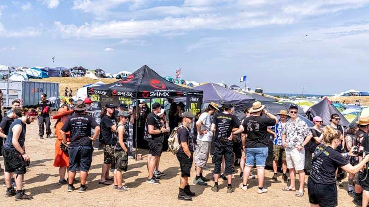 Autakt Dong Open Air 2026 ** NUR FÜR REDAKTIONELLE ZWECKE ** EDITORIAL USE ONLY **<p>Metallfans befinden sich am 16.7.2026 auf der Halde, Norddeutschland in Neukirchen-Vluyn. Es wird das diesjährige Musikfestival veranstaltet. Foto : Arnulf Stoffel Funke Foto Services < p> Buntes Deutschland NRW Neukirchen-Vluyn Copyright: ArnulfxStoffel *** Autakt Dong Open Air 2026 ** FOR EDITORIAL PURPOSES ONLY ** EDITORIAL USE ONLY ** p Metal fans will gather on July 16, 2026, at the slag heap, Neukirchen-Vluyn, Northern Germany. This year’s music festival is being held there. Photo: Arnulf Stoffel, Funke Foto Services p Colorful Germany, North Rhine-Westphalia, Neukirchen-Vluyn. Copyright ArnulfxStoffel Copyright: ArnulfxStoffel doc86qry95ck421u0imtw4 ,EDITORIAL USE ONLY