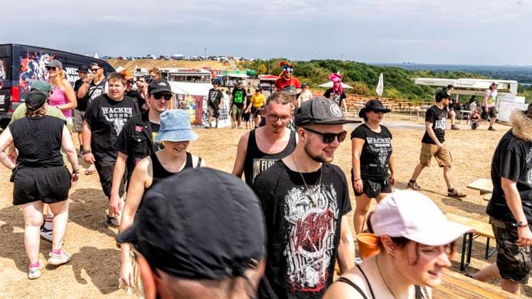 Autakt Dong Open Air 2026 ** NUR FÜR REDAKTIONELLE ZWECKE ** EDITORIAL USE ONLY **<p>Metallfans befinden sich am 16.7.2026 auf der Halde, Norddeutschland in Neukirchen-Vluyn. Es wird das diesjährige Musikfestival veranstaltet. Foto : Arnulf Stoffel Funke Foto Services < p> Buntes Deutschland NRW Neukirchen-Vluyn Copyright: ArnulfxStoffel *** Autakt Dong Open Air 2026 ** FOR EDITORIAL PURPOSES ONLY ** EDITORIAL USE ONLY ** p Metal fans will gather on July 16, 2026, at the slag heap, Neukirchen-Vluyn, Northern Germany. This year’s music festival is being held there. Photo: Arnulf Stoffel, Funke Foto Services p Colorful Germany, North Rhine-Westphalia, Neukirchen-Vluyn. Copyright ArnulfxStoffel Copyright: ArnulfxStoffel doc86qrybvci10107w5jtt9 ,EDITORIAL USE ONLY