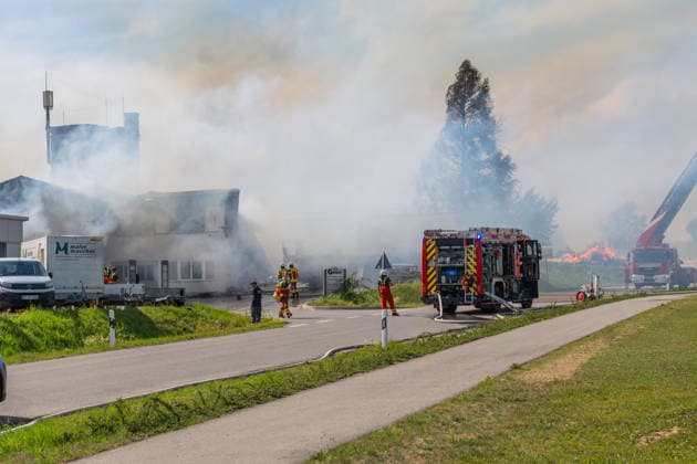 Eberhardzell-Füramoos Grossbrand Eberhardzell-Füramoos Grossbrand Eberhardzell-Füramoos in Holzbaufirma, Kilometerweite Rauchwolke, Brand hat um 14:40 Uhr begonnen lt. Aussage eines Mitarbeiters eines gegenüberliegenden Autohaus. Löscharbeiten werden lange andauern *** Eberhardzell Füramoos Major Fire Eberhardzell Füramoos Major Fire Eberhardzell Füramoos at a wood construction company; a cloud of smoke stretching for kilometers; the fire began at 2:40 p.m., according to an employee at a car dealership across the street; firefighting efforts are expected to continue for a long time Copyright: xEibner-Pressefotox EP_EER