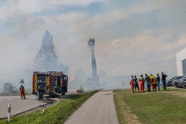 Eberhardzell-Füramoos Grossbrand Eberhardzell-Füramoos Grossbrand Eberhardzell-Füramoos in Holzbaufirma, Kilometerweite Rauchwolke, Brand hat um 14:40 Uhr begonnen lt. Aussage eines Mitarbeiters eines gegenüberliegenden Autohaus. Löscharbeiten werden lange andauern *** Eberhardzell Füramoos Major Fire Eberhardzell Füramoos Major Fire Eberhardzell Füramoos at a wood construction company; a cloud of smoke stretching for kilometers; the fire began at 2:40 p.m., according to an employee at a car dealership across the street; firefighting efforts are expected to continue for a long time Copyright: xEibner-Pressefotox EP_EER