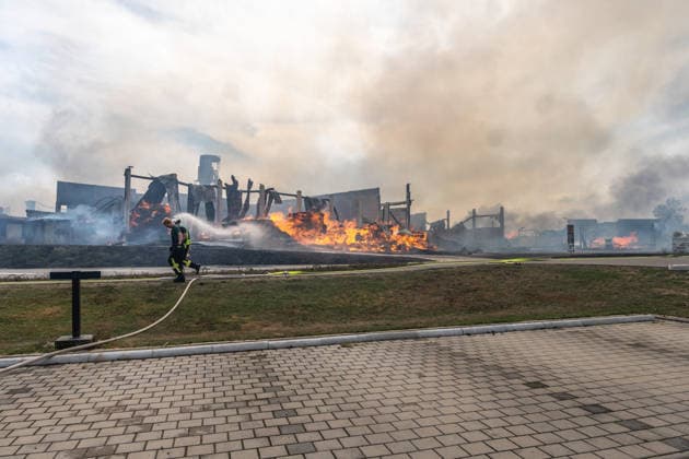 Eberhardzell-Füramoos Grossbrand Eberhardzell-Füramoos Grossbrand Eberhardzell-Füramoos in Holzbaufirma, Kilometerweite Rauchwolke, Brand hat um 14:40 Uhr begonnen lt. Aussage eines Mitarbeiters eines gegenüberliegenden Autohaus. Löscharbeiten werden lange andauern *** Eberhardzell Füramoos Major Fire Eberhardzell Füramoos Major Fire Eberhardzell Füramoos at a wood construction company; a cloud of smoke stretching for kilometers; the fire began at 2:40 p.m., according to an employee at a car dealership across the street; firefighting efforts are expected to continue for a long time Copyright: xEibner-Pressefotox EP_EER