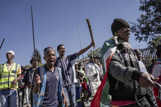 Anti-migrant group holds protest in Johannesburg JOHANNESBURG, SOUTH AFRICA - JULY 16: An anti-migrant group of dozens of people hold a protest in the Alexandra township of Johannesburg, South Africa on July 16, 2026. While some of the demonstrators carried sticks, security forces take precautions along the march route. Ihsaan Haffejee Anadolu Johannesburg South Africa. Editorial use only. Please get in touch for any other usage.  Copyright: x2026xAnadoluxIhsaanxHaffejeex