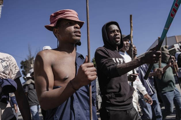 Anti-migrant group holds protest in Johannesburg JOHANNESBURG, SOUTH AFRICA - JULY 16: An anti-migrant group of dozens of people hold a protest in the Alexandra township of Johannesburg, South Africa on July 16, 2026. While some of the demonstrators carried sticks, security forces take precautions along the march route. Ihsaan Haffejee Anadolu Johannesburg South Africa. Editorial use only. Please get in touch for any other usage.  Copyright: x2026xAnadoluxIhsaanxHaffejeex