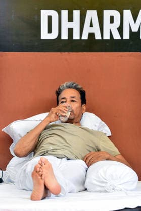 Environmentalist Sonam Wangchuk during his indefinite hunger strike and Cockroach Janata Party s (CJP) protest New Delhi, Jul 16 (ANI): Environmentalist Sonam Wangchuk during his indefinite hunger strike and Cockroach Janata Party s (CJP) protest, demanding the Union Education Minister Dharmendra Pradhan s resignation over alleged examination irregularities and NEET paper leak, at Jantar Mantar, in New Delhi on Thursday. New Delhi Delhi India Copyright: xANIx ANI_20260716378