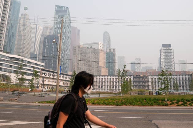 Forest Fires Smoke Blankets Toronto TORONTO, CANADA - JULY 16 : A man wearing face mask walks on the street as smoke from wildfires continue to impact air quality in Toronto, Ontario on July 16, 2026. Smoke from wildfires in northwestern Ontario has moved into parts of the province, causing very poor air quality and reduced visibility, prompting Environment Canada to issue a high-level air quality alert Wednesday. Mert Alper Dervis Anadolu Ontario Canada. Editorial use only. Please get in touch for any other usage.  Copyright: x2026xAnadoluxMertxAlperxDervisx