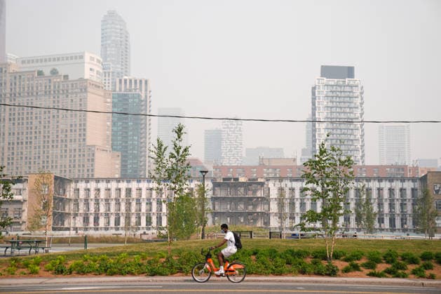 Forest Fires Smoke Blankets Toronto TORONTO, CANADA - JULY 16 : A man wearing face mask rides a bike as smoke from wildfires continue to impact air quality in Toronto, Ontario on July 16, 2026. Smoke from wildfires in northwestern Ontario has moved into parts of the province, causing very poor air quality and reduced visibility, prompting Environment Canada to issue a high-level air quality alert Wednesday. Mert Alper Dervis Anadolu Ontario Canada. Editorial use only. Please get in touch for any other usage.  Copyright: x2026xAnadoluxMertxAlperxDervisx