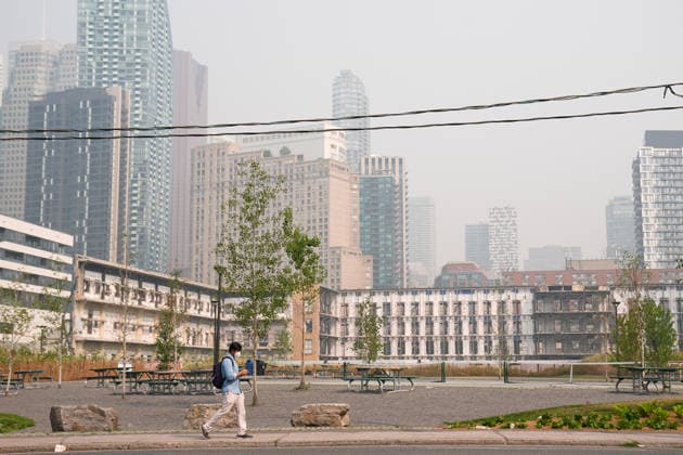 Forest Fires Smoke Blankets Toronto TORONTO, CANADA - JULY 16 : A man wearing face mask walks on the street as smoke from wildfires continue to impact air quality in Toronto, Ontario on July 16, 2026. Smoke from wildfires in northwestern Ontario has moved into parts of the province, causing very poor air quality and reduced visibility, prompting Environment Canada to issue a high-level air quality alert Wednesday. Mert Alper Dervis Anadolu Ontario Canada. Editorial use only. Please get in touch for any other usage.  Copyright: x2026xAnadoluxMertxAlperxDervisx