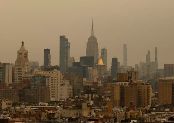 News Themen der Woche KW29 Smoke from wildfires in Canada drop hazy skies on the Manhattan skyline in the mid morning on Thursday, July 16, 2026 in New York City. All of New York State, including New York City, and parts of New Jersey are under an Air Quality Advisory due to the smoke from more than 100 wildfires burning in Canada.  NYP202607161001 JOHNxANGELILLO