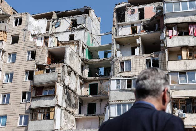Prime Minister Keir Starmer visits Ukraine 16 07 2026. Ukraine. Prime Minister Keir Starmer meets emergency workers and residents in the Podilskyi area of Kyiv which was hit by Russian missile strikes in which 8 people were killed.in Kyiv., Credit:Simon Dawson No 10 Downing Street B66 Avalon Ukraine, Kyiv  Copyright: xSimonxDawsonx xNox10xDowningxStreetx xB66x xAvalonx 1116894158